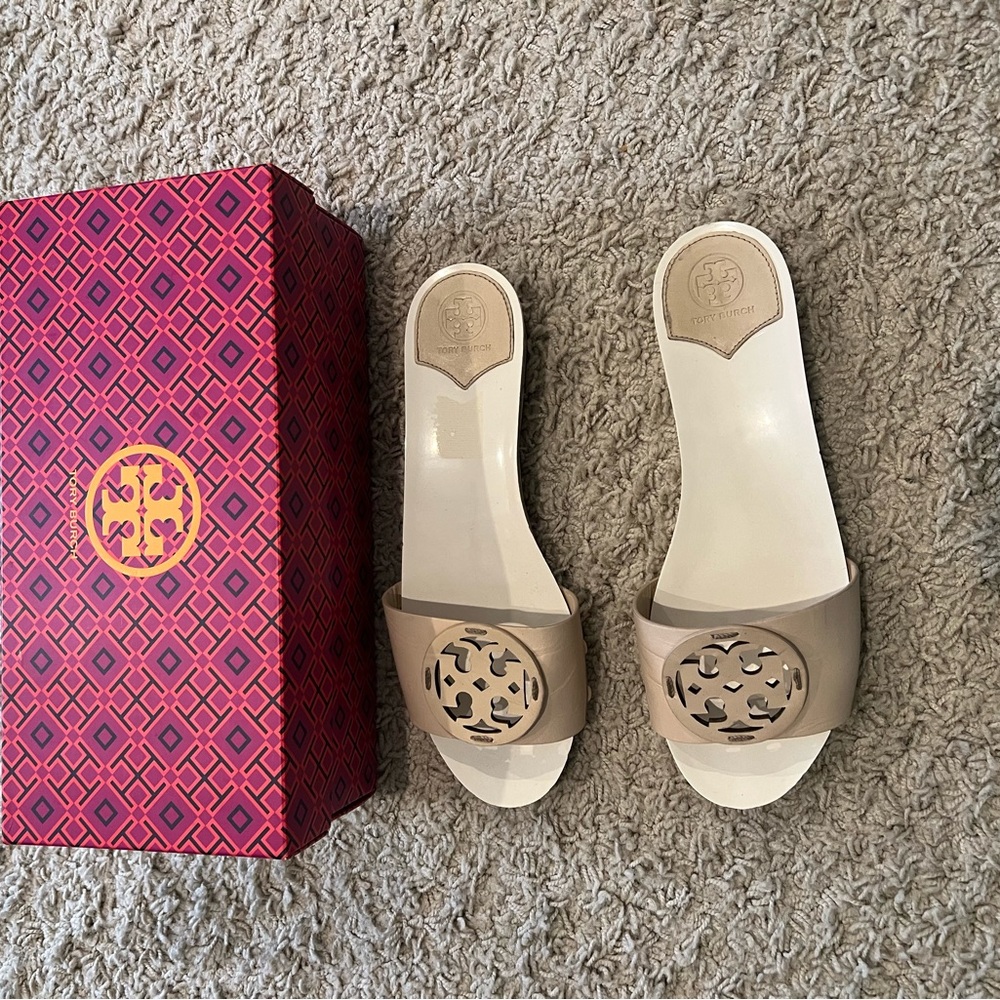 Tory burch 30mm wooden slides in very good condition